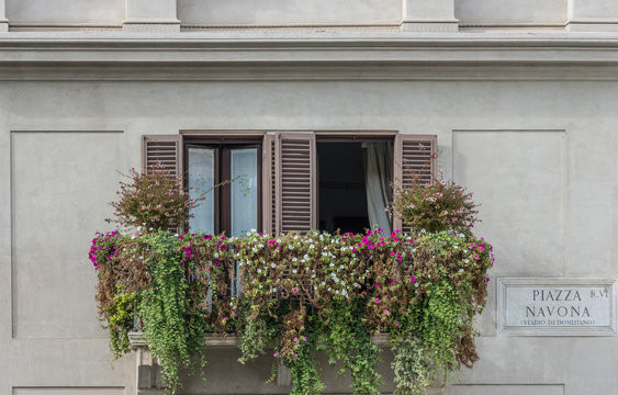 Fototapeta Roma, piazza Navona, balcone con fiori