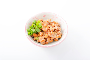 小皿に入れた納豆