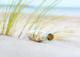 Flaschenpost  im Sand