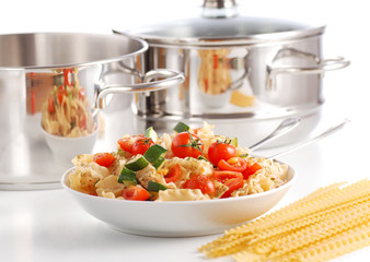 pasta con pomodorini e zucchine sul tavolo bianco