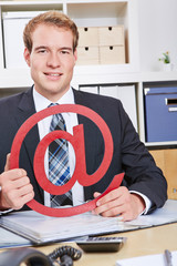 Geschäftsmann hält Zeichen für Internet