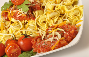 Tortellini con tomate y queso