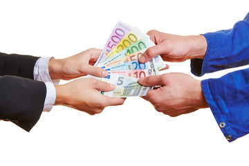 Arbeiter und Geschäftsfrau halten Geldscheine