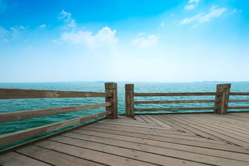 Obraz premium Wooden jetty over the beautiful Maldivian sea with blue sky