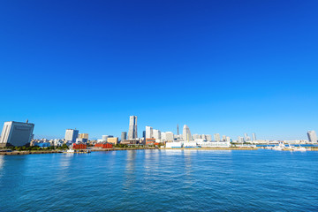 Fototapeta na wymiar Panoramiczny widok miasta portowego.