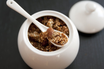 Selbstgemachtes Granola Müsli mit Quinoa