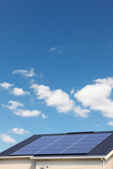 太陽光発電と青空