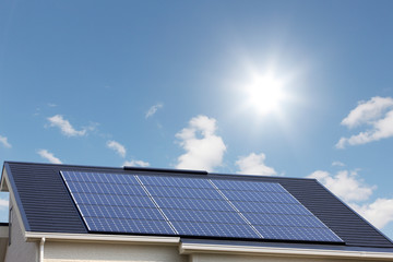 Naklejka premium 太陽光発電と青空
