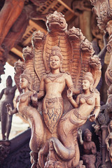 Fototapeta na wymiar Wood Carving w Sanktuarium prawdy w Pattaya w Tajlandii