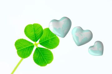 ハートの世界地図と四葉のクローバー