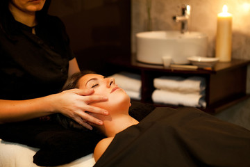 Obraz na płótnie Canvas Woman getting a face massage in a spa.
