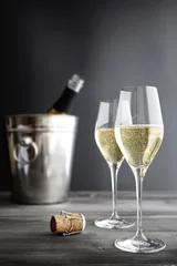 Fototapeten Zwei Gläser Champagner, Kühler und Kork © silberkorn73