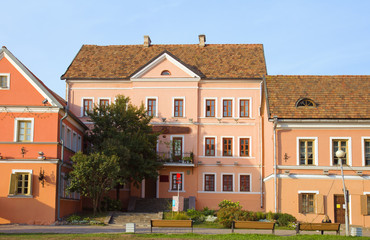 Fototapeta na wymiar Stare domy na nasypie w Mińsku na Białorusi