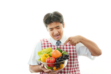 野菜を持つ男性