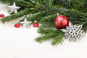 Fototapeta na wymiar weihnachtliche Dekoration auf Tannenzweige