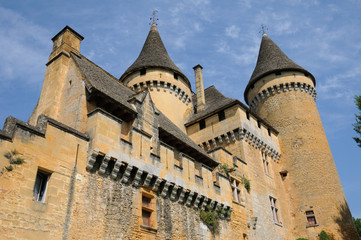 Fototapeta na wymiar Francja, malowniczy zamek Puymartin w Dordogne