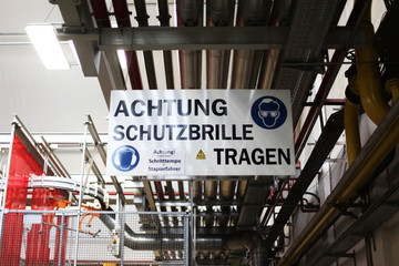 Achtung Schutzbrille tragen