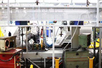 Fabrikangestellter bei der Arbeit