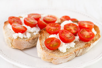 bread with cottage cheese and tomato