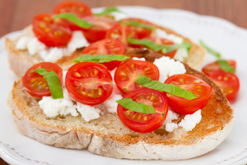 sandwich with tomato on plate