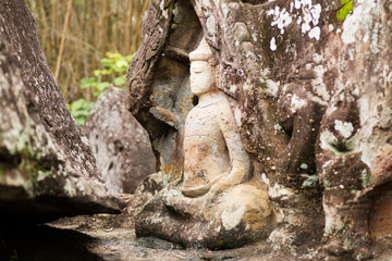 Buddhistische Skulptur im Felsen