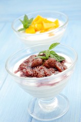 Yogur con frutas en almibar