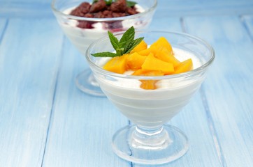Yogur con frutas en almibar