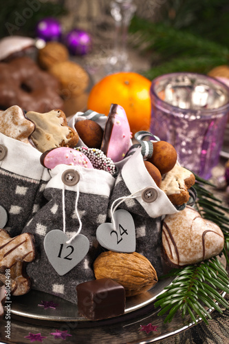{Süßigkeiten & gebäck
57} Weihnachtsteller gefüllt mit Gebäck und Süßigkeiten" Stockfotos ... | {Süßigkeiten & gebäck
57}