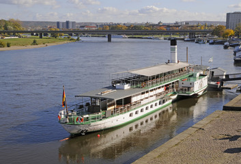 Raddampfer auf der Elbe in Dresden