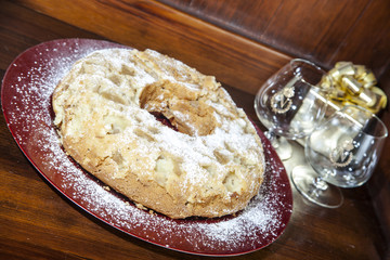 Ciambella di mele con bicchieri e pacchetto regalo