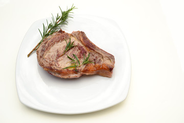 Gebratenes Rindersteak mit Rosmarin