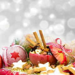 Gef&uuml;llter Bratapfel mit Trockenfr&uuml;chten und N&uuml;ssen