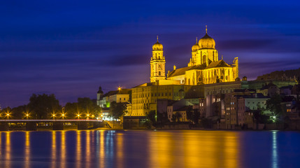 Fototapeta na wymiar Blaue Stunde Dom Passau