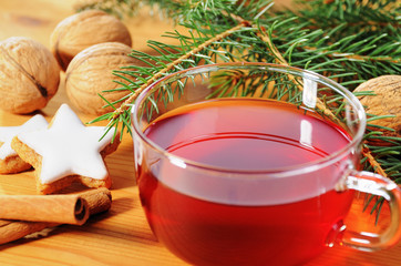 Tee Tasse mit Weihnachts Dekoration und Holztisch