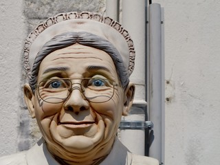 Gesicht einer fröhlichen alten Frau