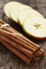 Zimtstangen und Apfelscheiben