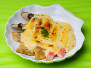 seafood baked with cheese, seafood gratin