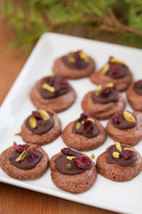 Schokoladen Baiser mit Pistazien und Cranberries