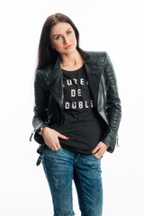 Fototapeta premium Rassige Frau in Jeans