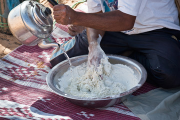 Fototapeta premium Fabrication du pain dans le désert - Tunisie