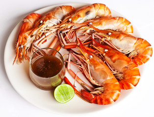 Boiled shrimp with sauce and lime