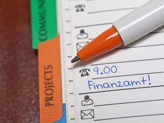 Eintrag im Kalender: Termin Finanzamt.