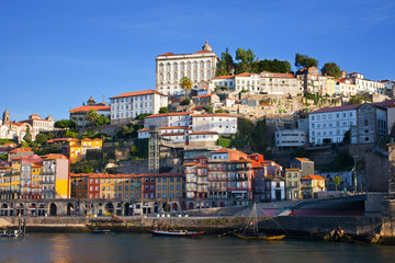 Fototapeta na wymiar Portugalia. Porto miasto. Widok na nabrzeże rzeki Douro