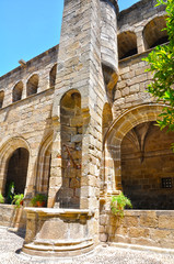 Naklejka premium Convento de San Benito, Alcántara, pozo del claustro