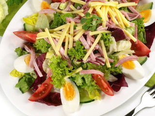 Salat mit Schinken und K&auml;se