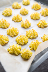 Herzoginkartoffeln auf einem Backblech