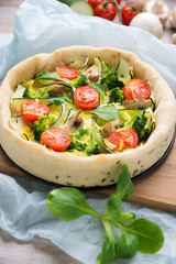 Vollkornpizza mit Gemüse belegt