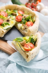 Pizza mit Tomaten,Brokkoli,Zucchini und Pilzen