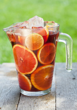 Refreshing fruit sangria (punch)