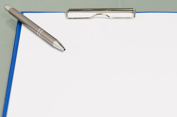 Klemmbrett mit Stift closeup